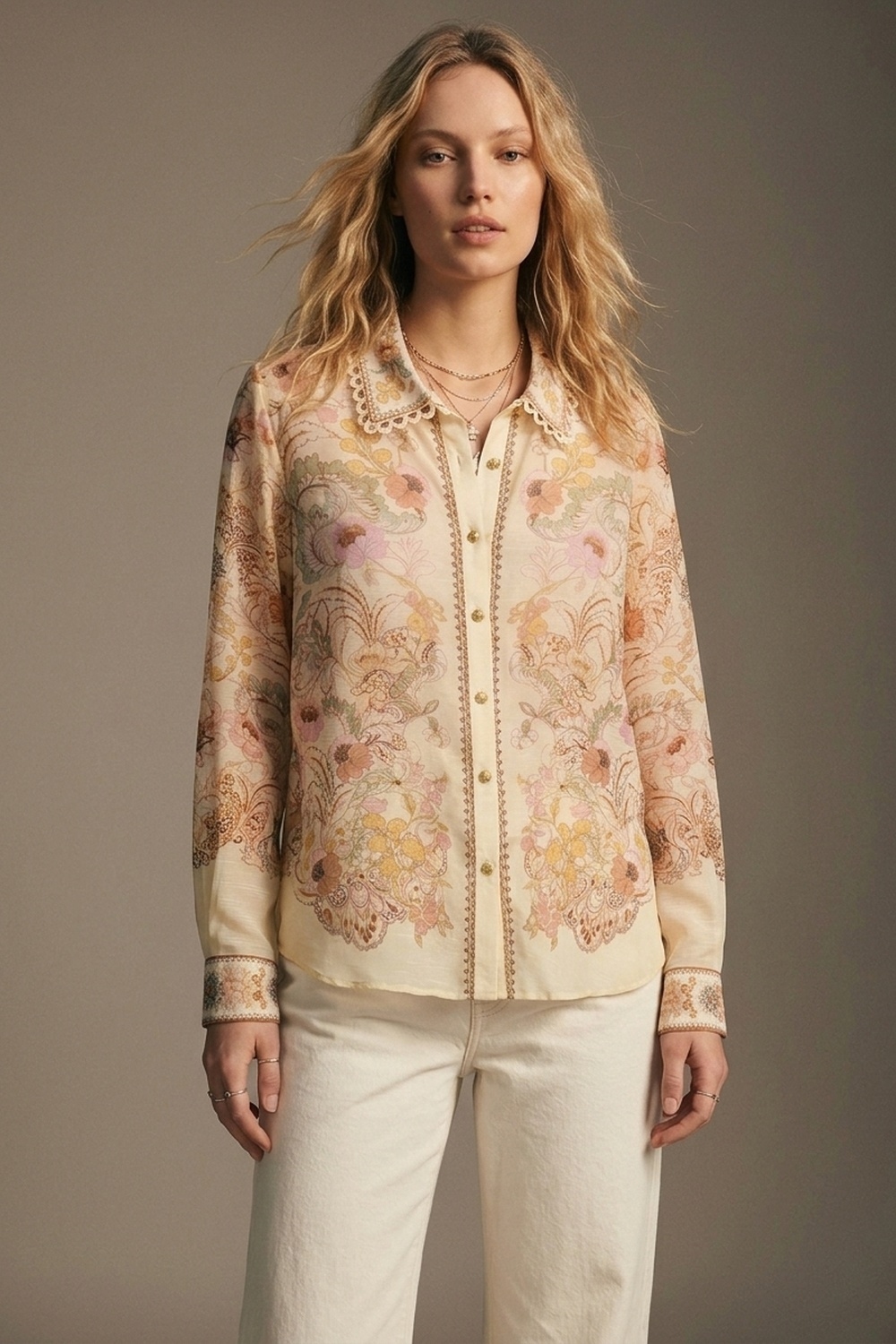 Camisa amarilla mantequilla con estampado floral y detalle de encaje