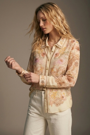 Camisa amarilla mantequilla con estampado floral y detalle de encaje
