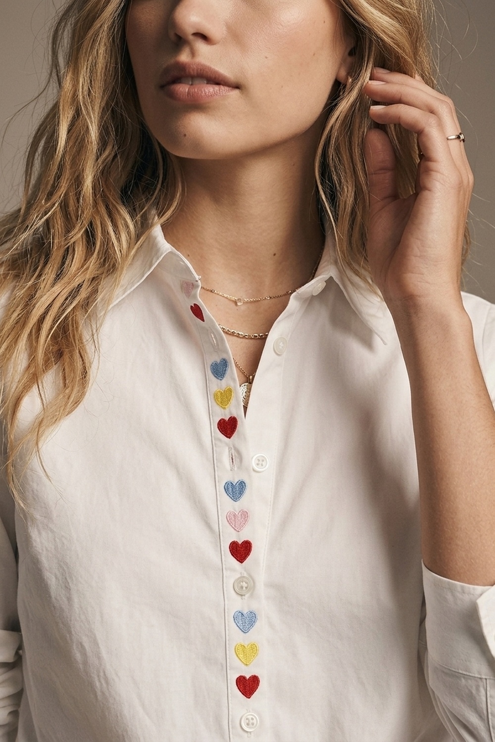 Camisa Blanca con Botones al Frente y Bordado de Corazones