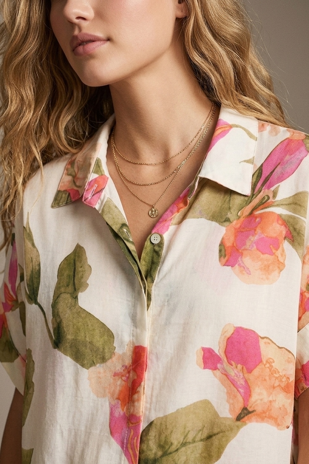 Camisa ligera de tejido estampado floral crema con manga corta