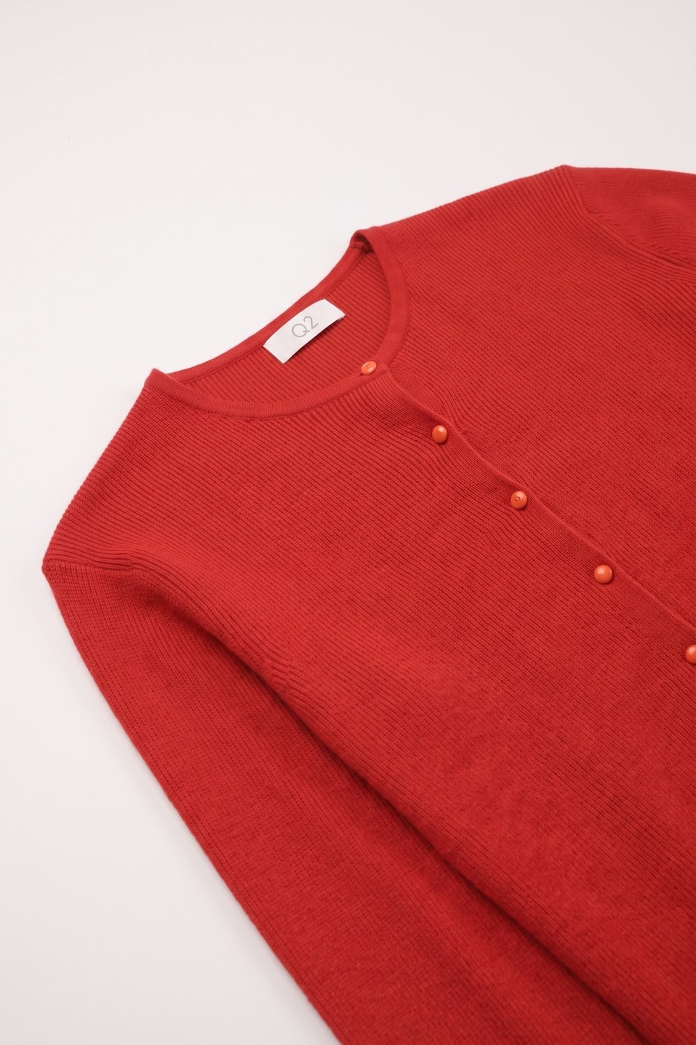 C&aacute;rdigan rojo de punto suave con botones al frente y cuello redondo de ajuste regular
