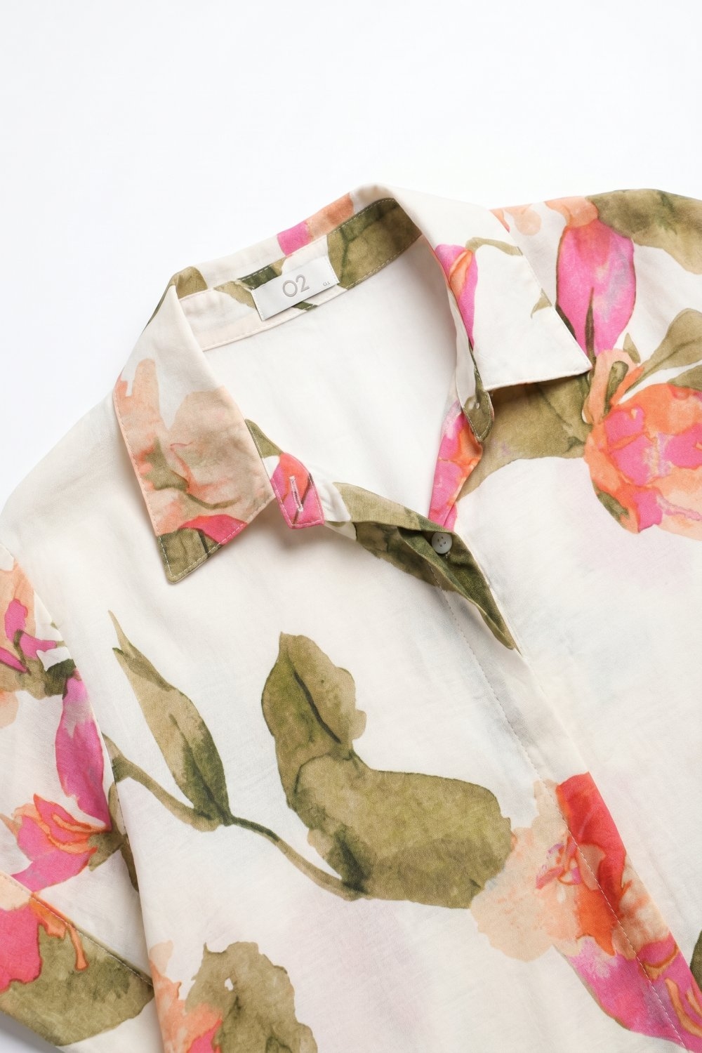 Camisa ligera de tejido estampado floral crema con manga corta