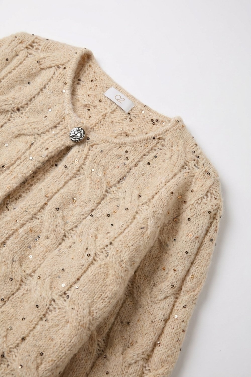 Cardigan corto beige de lentejuelas con botones y tejido grueso de punto de cable Cardigan corto beige de lentejuelas con botones y tejido grueso de punto de cable