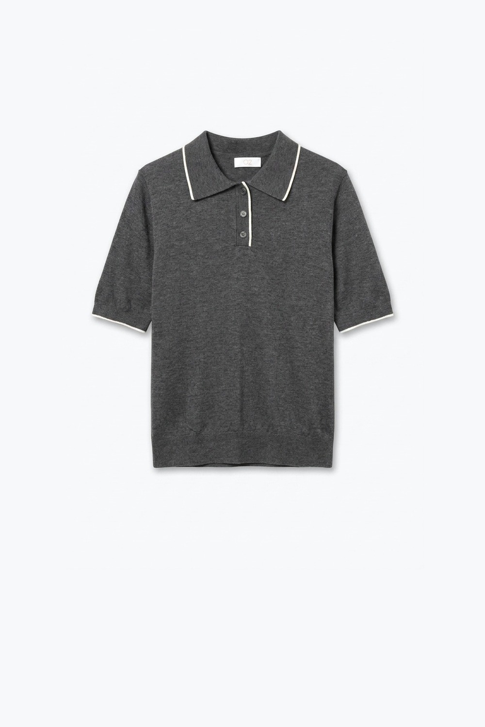 Suéter gris de manga corta de punto fino con ribete en contraste y cuello tipo polo Suéter gris de manga corta de punto fino con ribete en contraste y cuello tipo polo
