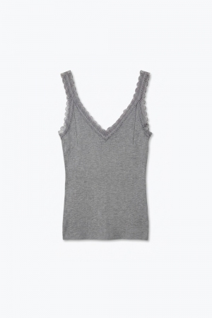 Camiseta de punto fino con ribete de encaje en contraste en gris