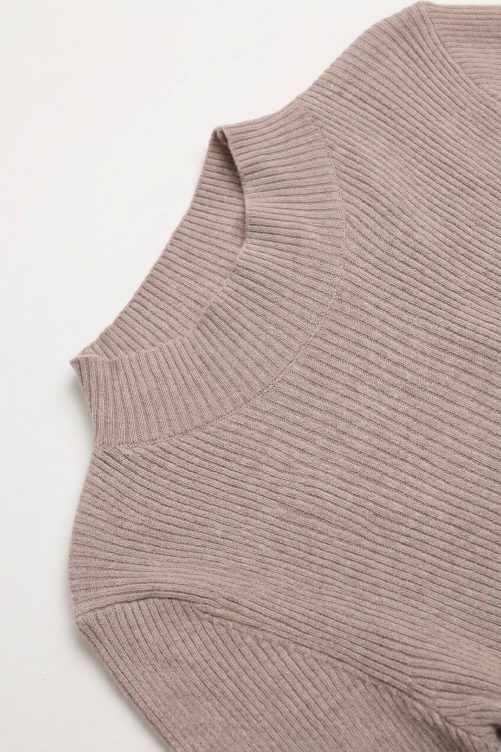 Su&eacute;ter de lana merino de canal&eacute; fino en beige con cuello simulado