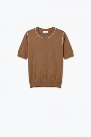 Suéter de punto fino camel con costuras en contraste y cuello redondo de manga corta