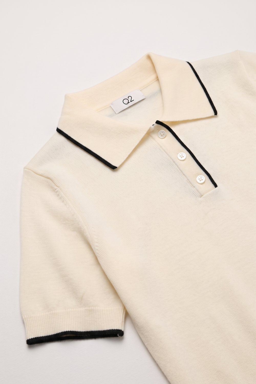 Suéter de punto fino crema con ribete en contraste y cuello de polo con botones Suéter de punto fino crema con ribete en contraste y cuello de polo con botones