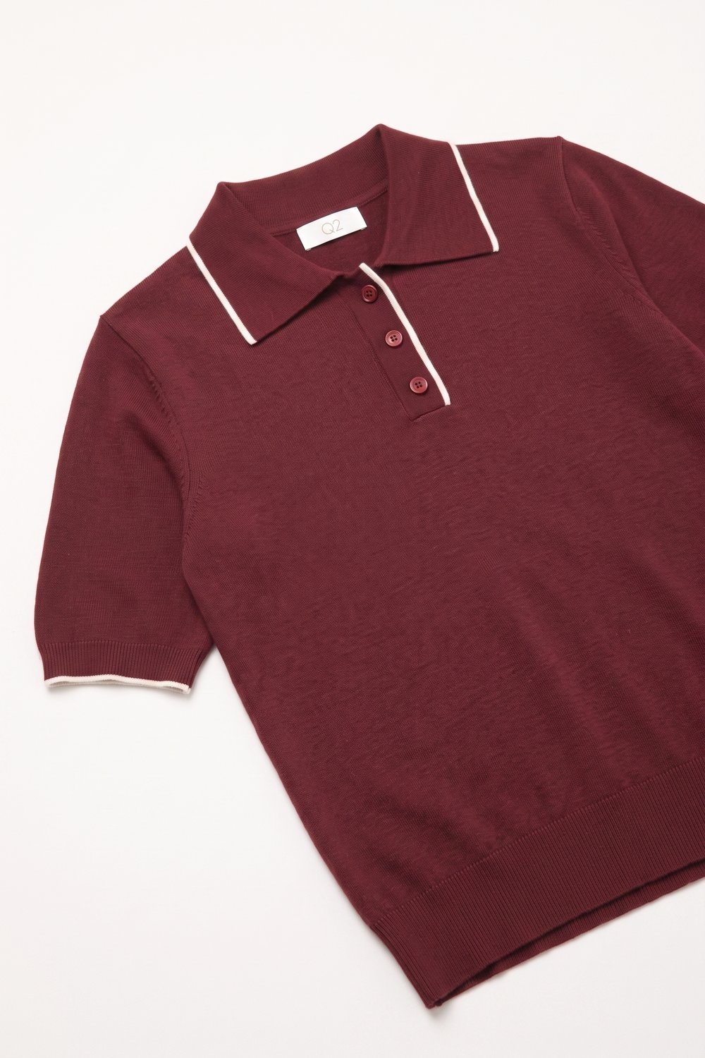 Polo de manga corta burdeos de punto fino con ribete en contraste