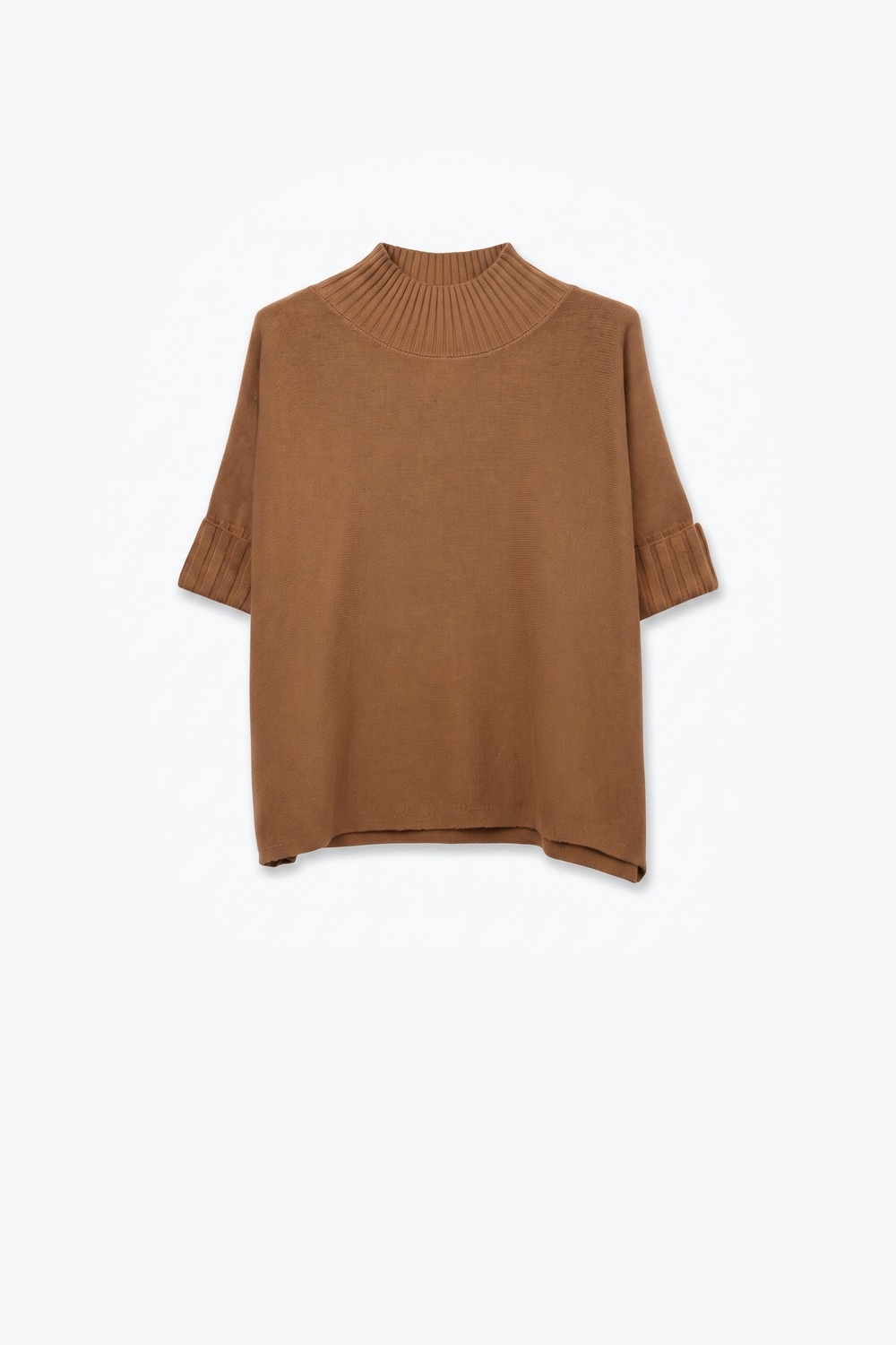 Su&eacute;ter de punto grueso camel con cuello alto y manga hasta el codo