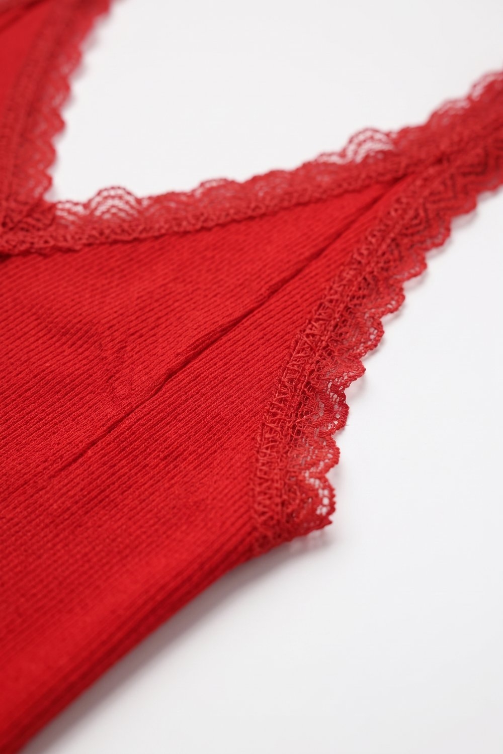 Top sin mangas de punto acanalado rojo con ribete de encaje y cuello en V