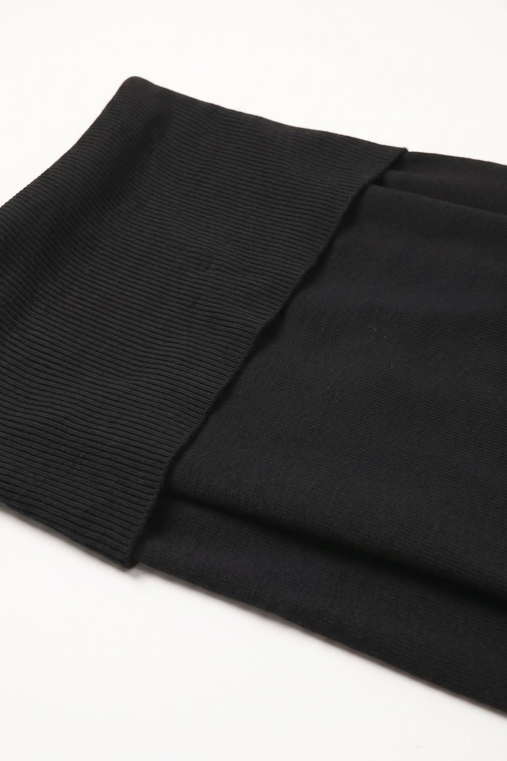 Su&eacute;ter Negro de Punto Acanalado con Hombros Descubiertos y Cuello Doblado