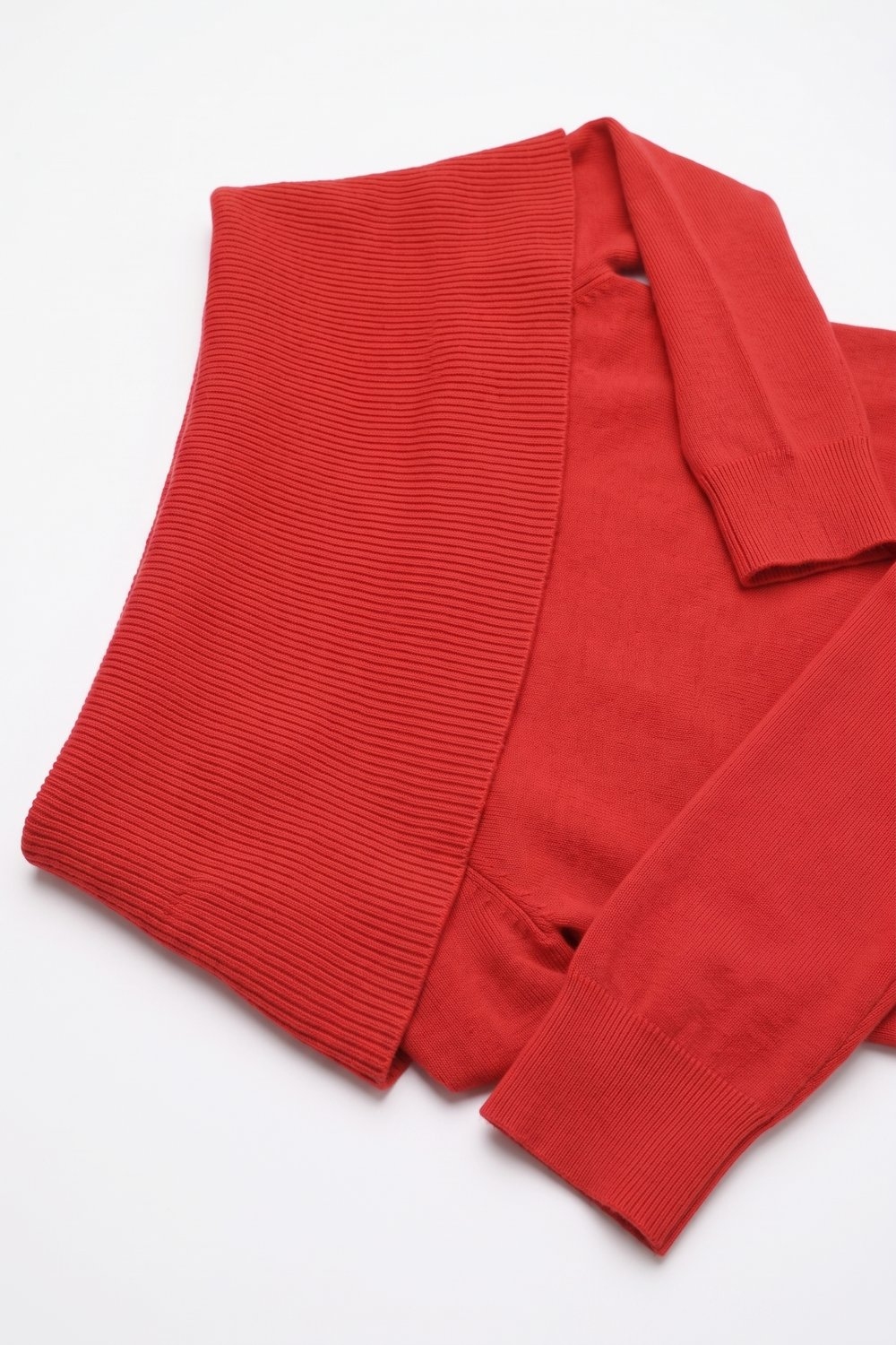 Su&eacute;ter de punto rojo con hombros descubiertos y cuello vuelto de canal&eacute;
