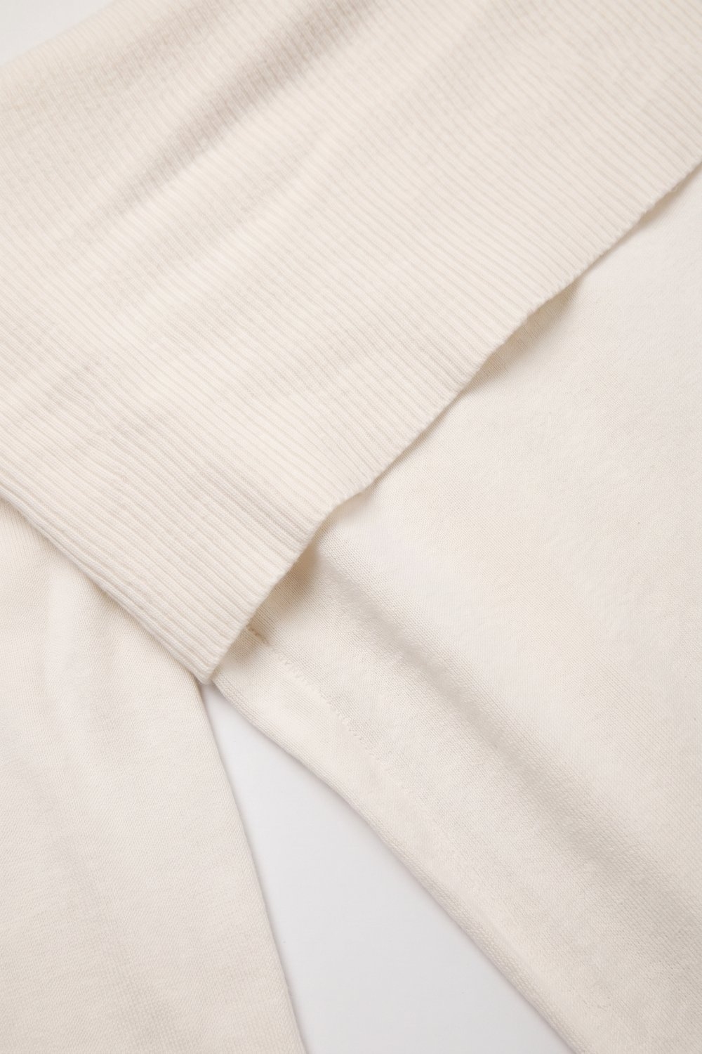 Su&eacute;ter de Punto Acanalado con Hombros Descubiertos y Cuello Doblado en Color Crema