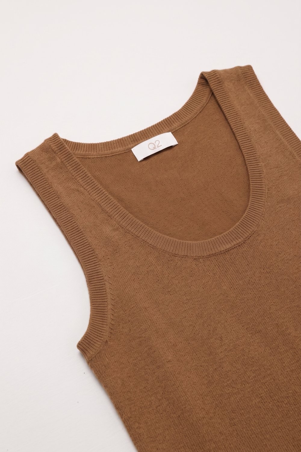 Suéter sin mangas de punto fino de canalé color camel con cuello redondo y tirantes anchos Suéter sin mangas de punto fino de canalé color camel con cuello redondo y tirantes anchos