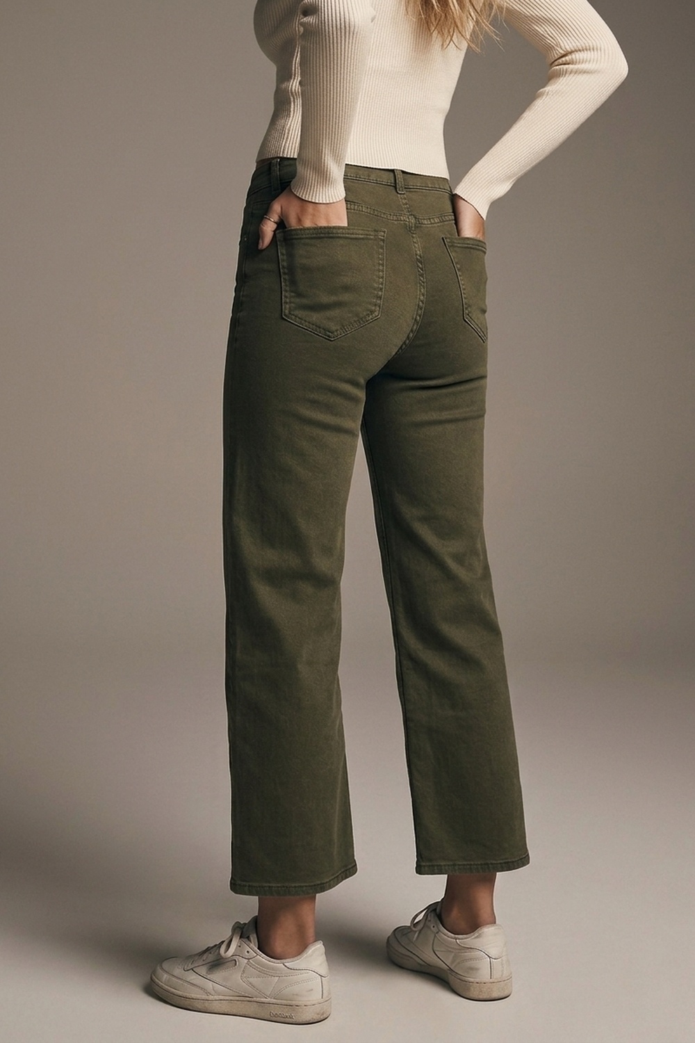 Jeans de pierna ancha recortados en color caqui Jeans de pierna ancha recortados en color caqui