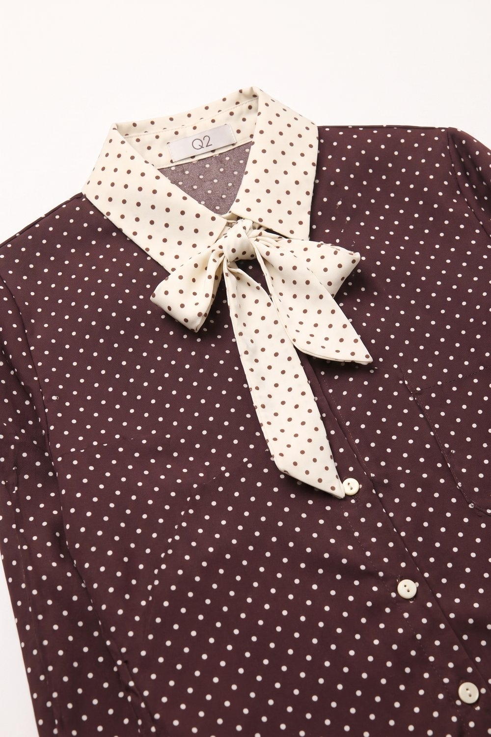 Blusa Camisa de Sat&eacute;n Burdeos con Estampado de Lunares y Lazo de Contraste en Crema