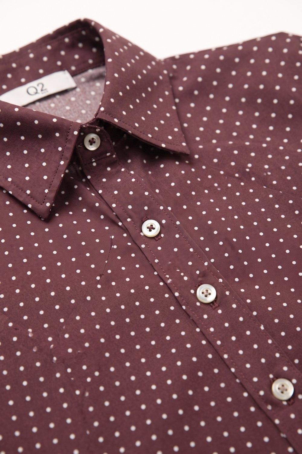 Camisa corta abotonada de satén con lunares burdeos Camisa corta abotonada de satén con lunares burdeos