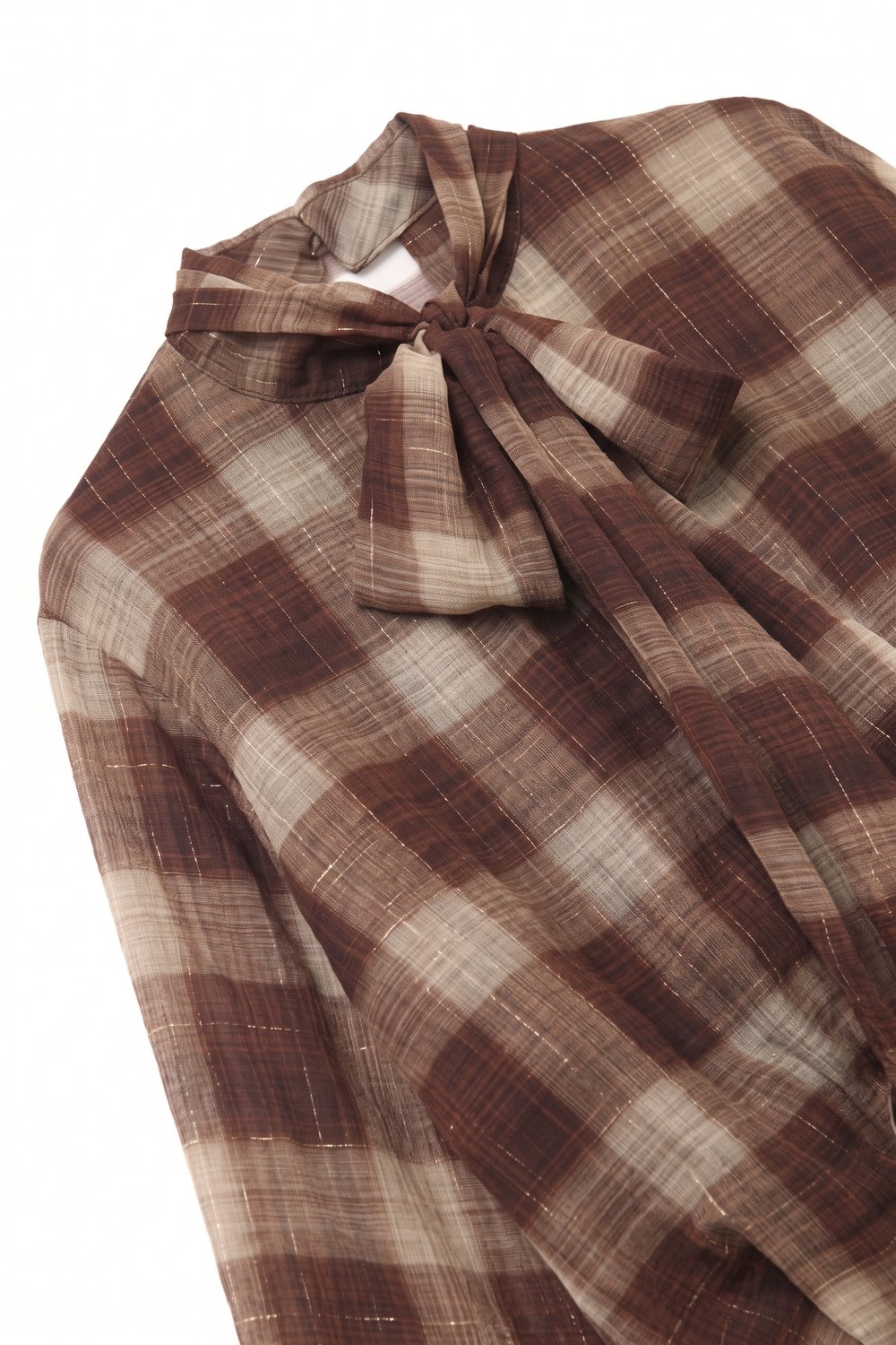 Blusa marr&oacute;n con estampado de cuadros y espalda asim&eacute;trica en gasa