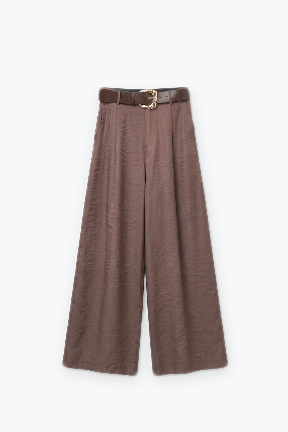 Pantalones anchos con textura marrón brillante con cinturón y detalle de pliegues Pantalones anchos con textura marrón brillante con cinturón y detalle de pliegues