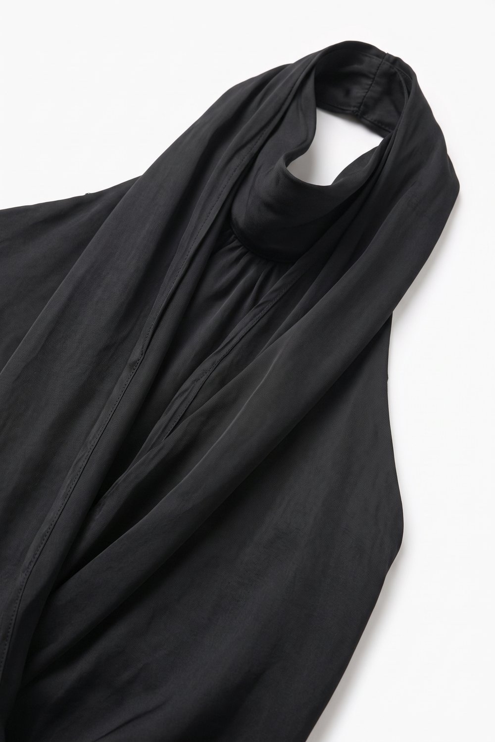 Blusa sin mangas con cuello halter drapeado de sat&eacute;n negro