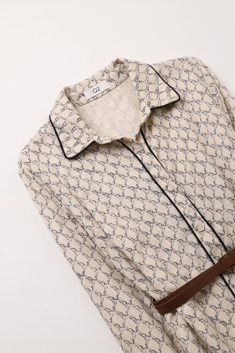 Vestido camisero maxi con cintur&oacute;n y estampado de caballos crema