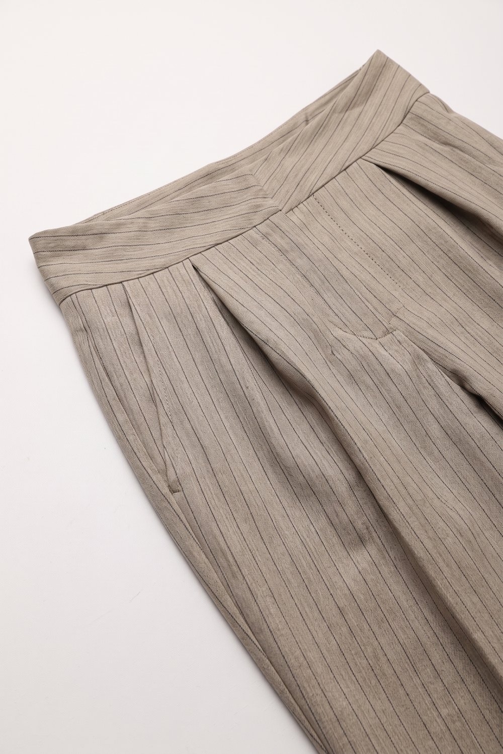 Pantalones Beige de Rayas Finas Ligeros y Tejidos con Pliegues de Cintura Alta Pantalones Beige de Rayas Finas Ligeros y Tejidos con Pliegues de Cintura Alta
