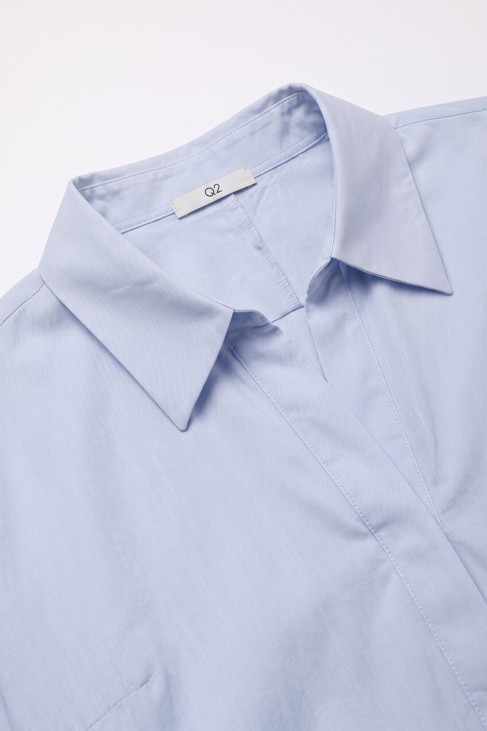Camisa azul claro de ajuste extragrande en tela transl&uacute;cida con mangas anchas