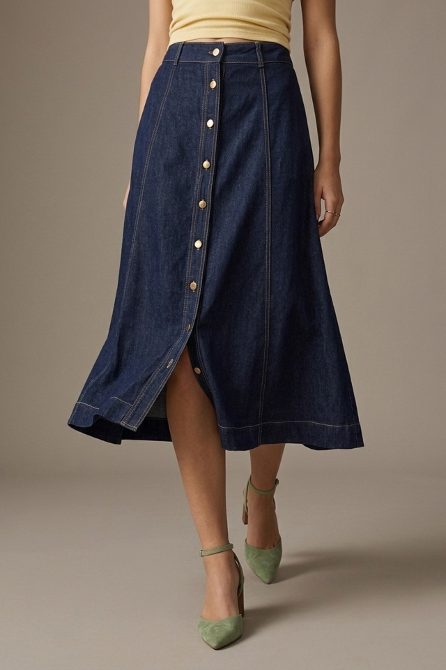 Falda midi en l&iacute;nea A de denim azul r&iacute;gido sin elasticidad con costuras en contraste y botones en el frente.