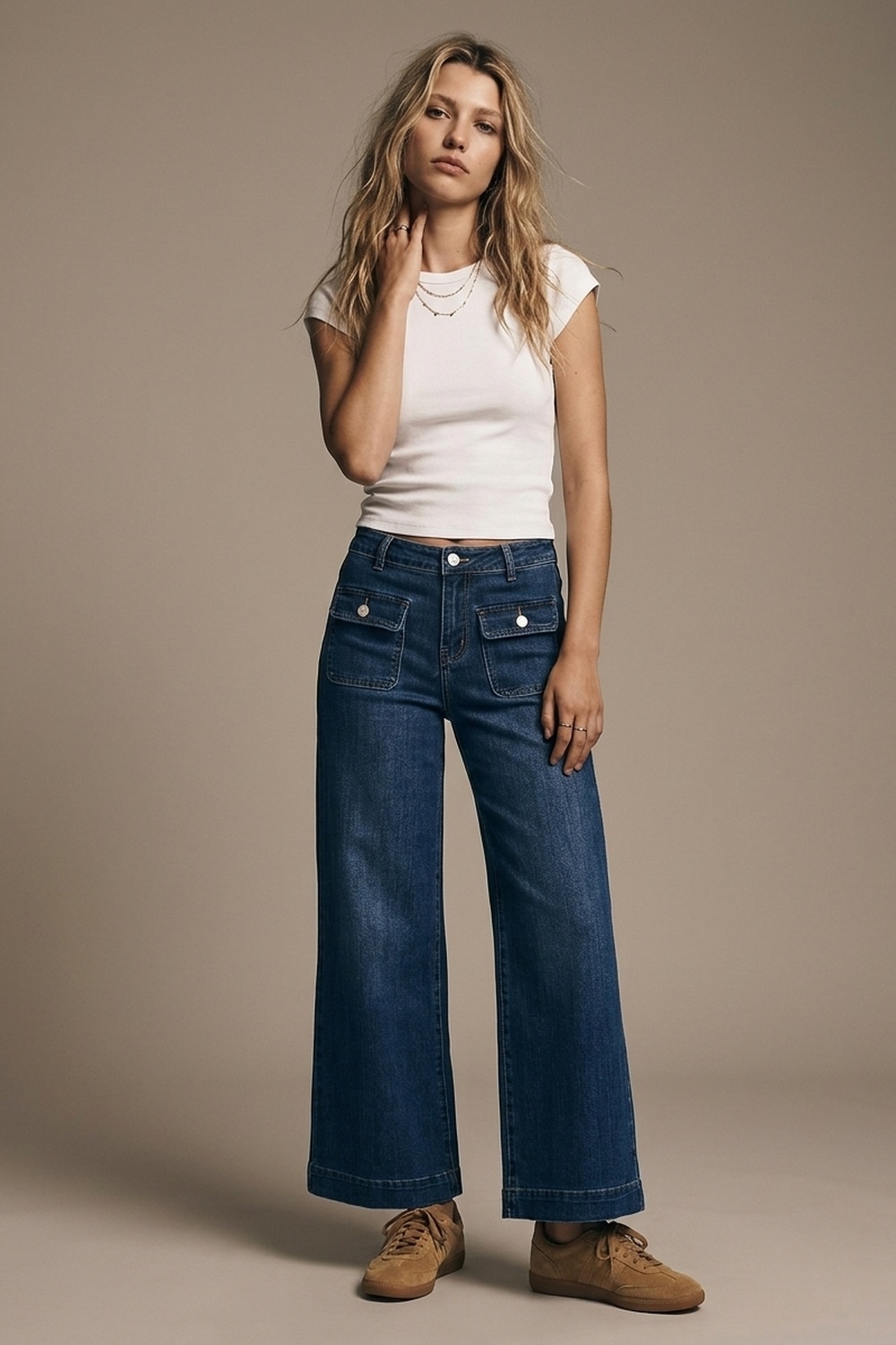 Jeans de mezclilla azul oscuro de pierna ancha con detalle de botones