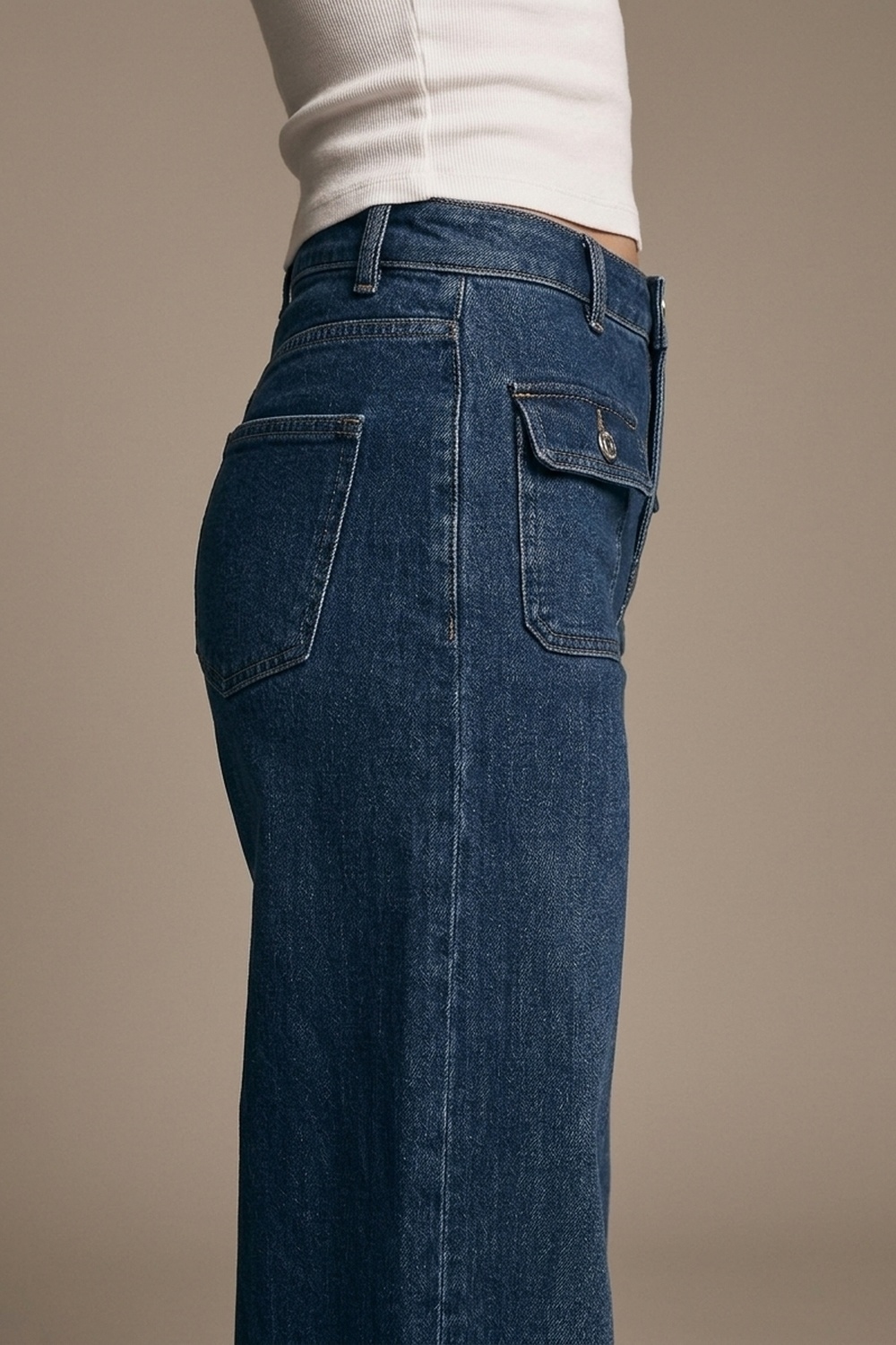 Jeans de mezclilla azul oscuro de pierna ancha con detalle de botones