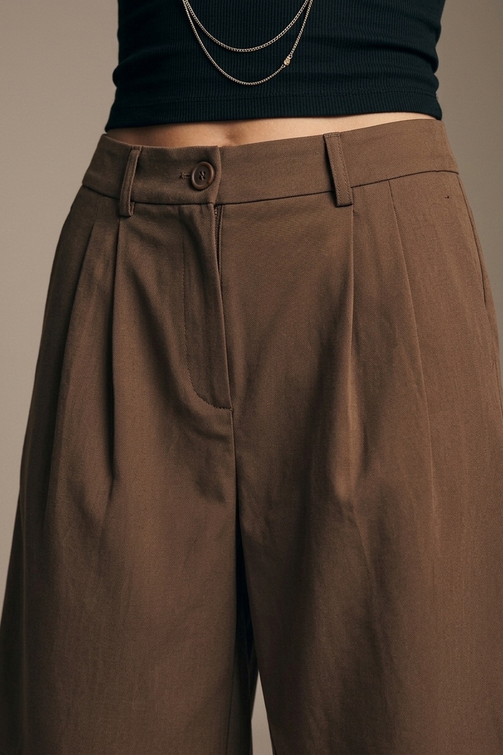 Bermudas marrones plisadas hasta la rodilla con ajuste entallado Bermudas marrones plisadas hasta la rodilla con ajuste entallado