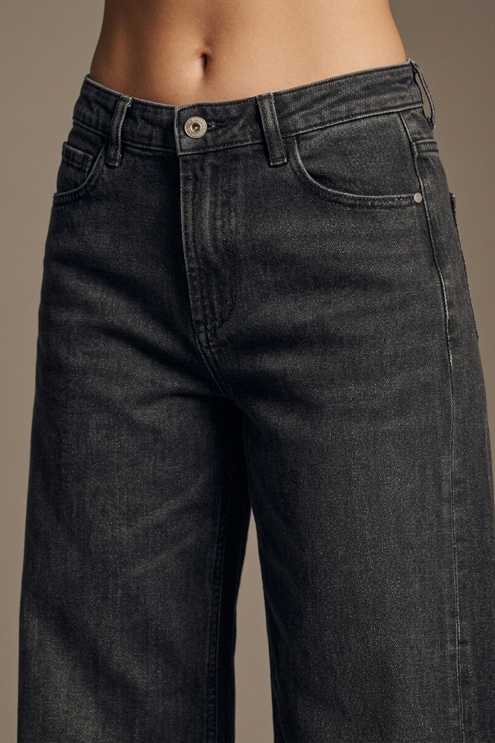 Jeans negros descoloridos de pierna extra ancha en denim lavado vintage