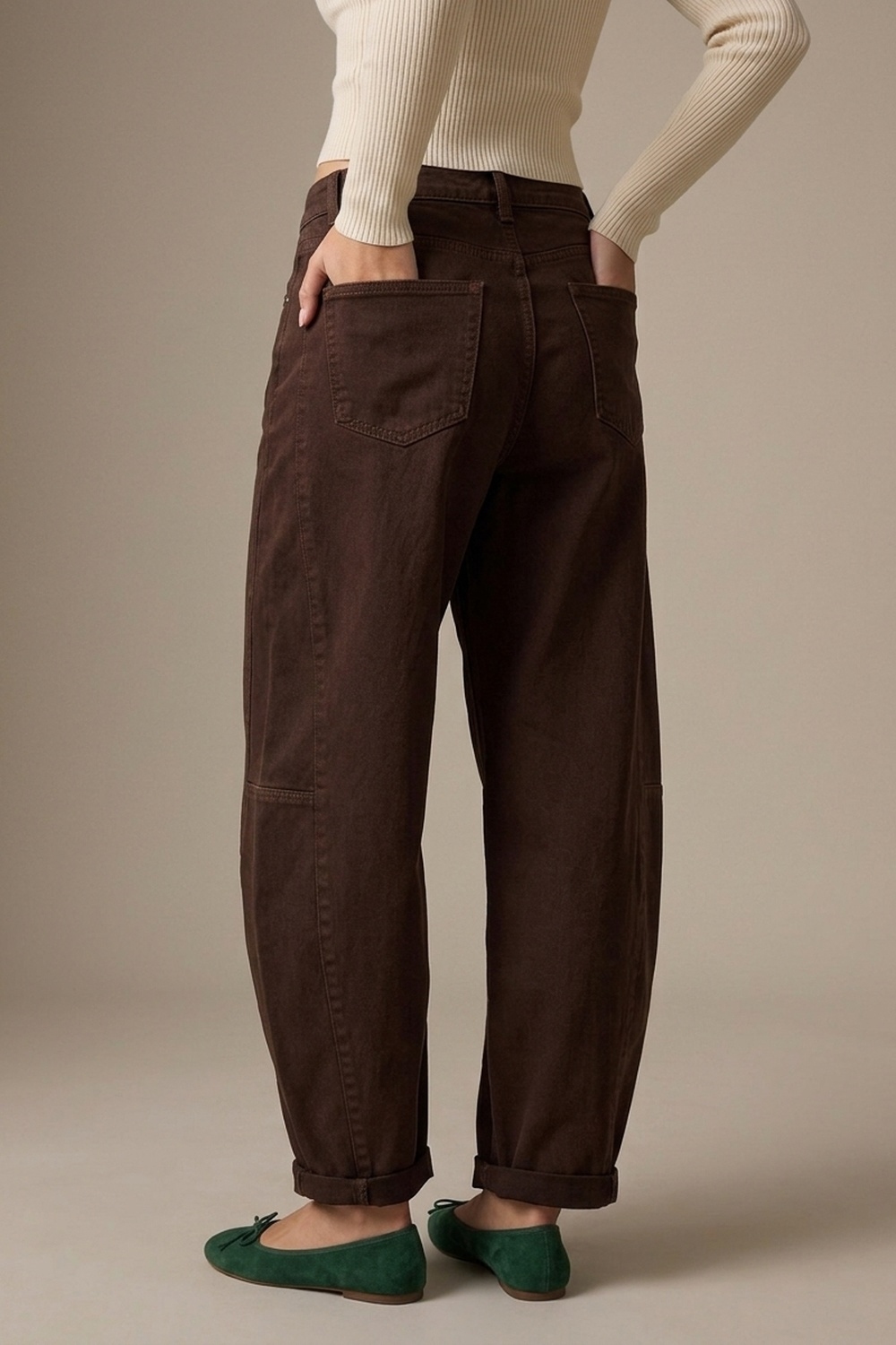 Pantalones de Pierna Recta con Ajuste Relajado en color chocolate Pantalones de Pierna Recta con Ajuste Relajado en color chocolate