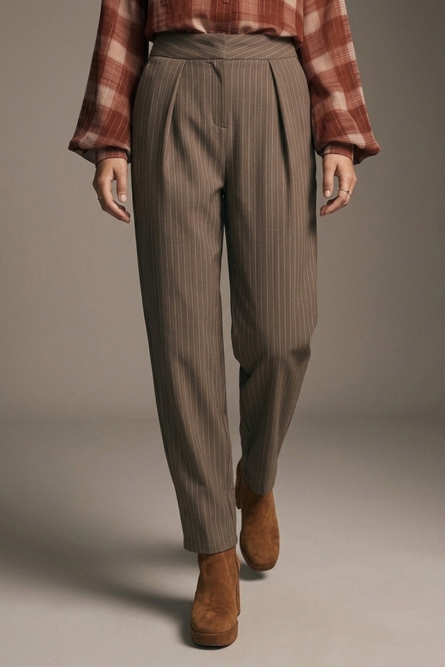 Pantalones c&oacute;nicos plisados de tejido ligero con rayas marrones.