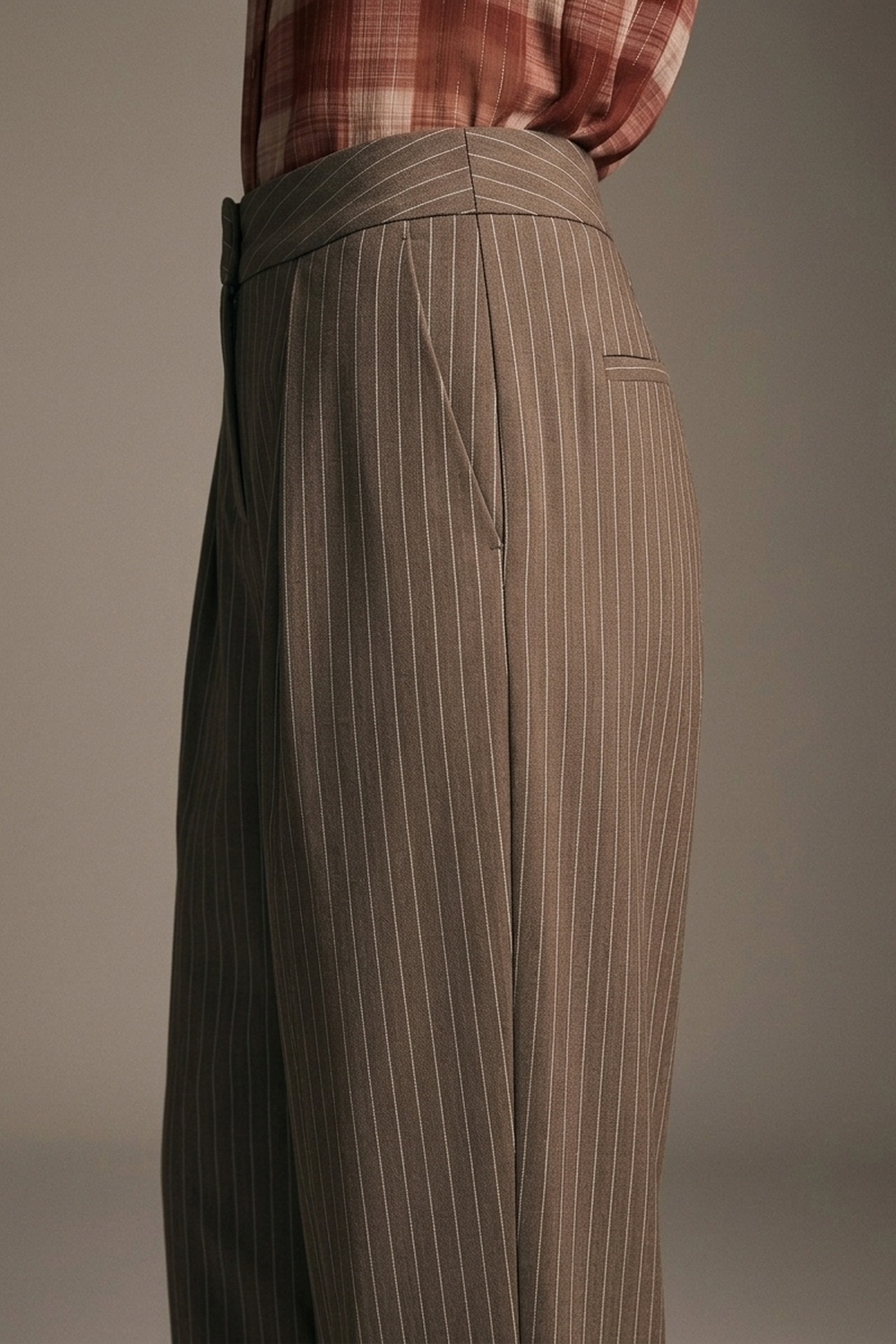 Pantalones c&oacute;nicos plisados de tela suave marr&oacute;n a rayas