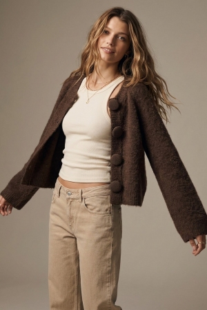 Chaqueta corta de punto marrón cepillado con botones cubiertos