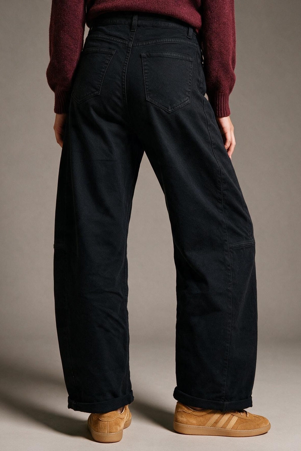 pantalones negros de pierna ancha en estilo barril con costura lateral