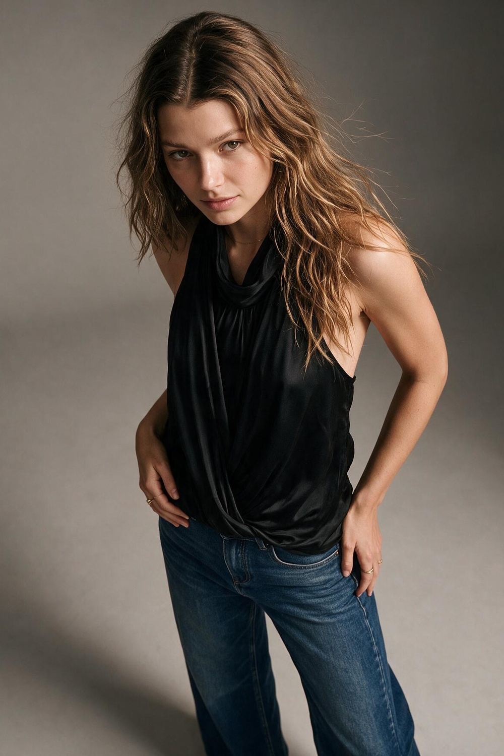 Blusa sin mangas con cuello halter drapeado de sat&eacute;n negro