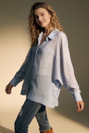 Camisa azul claro de ajuste extragrande en tela translúcida con mangas anchas