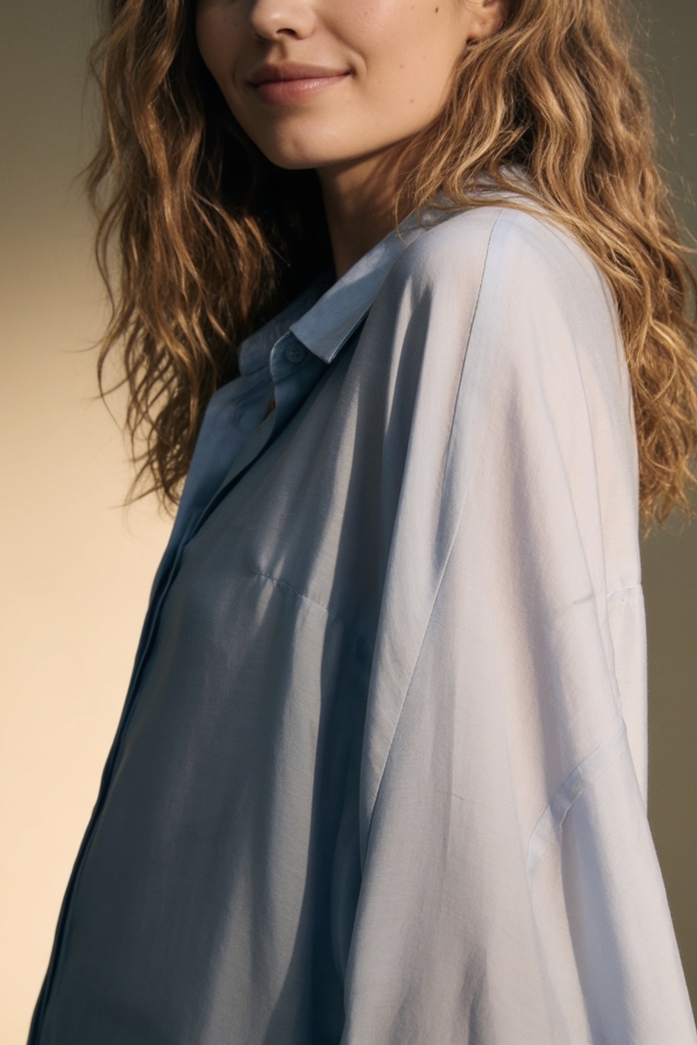 Camisa azul claro de ajuste extragrande en tela transl&uacute;cida con mangas anchas