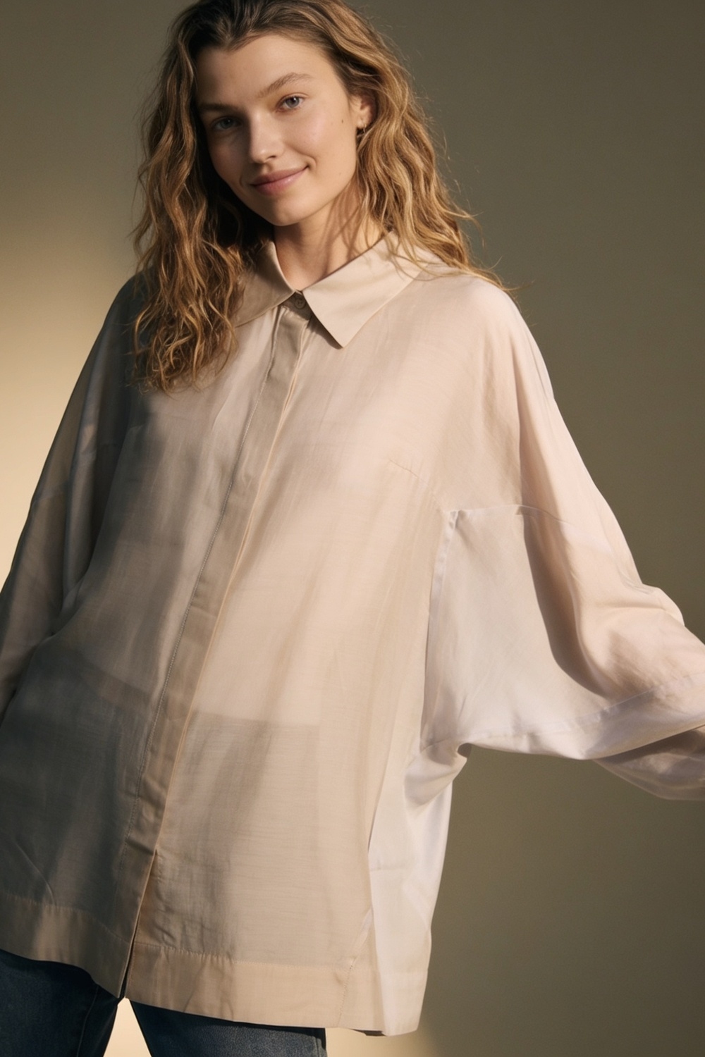 Camisa beige de ajuste holgado en tela transl&uacute;cida con mangas anchas