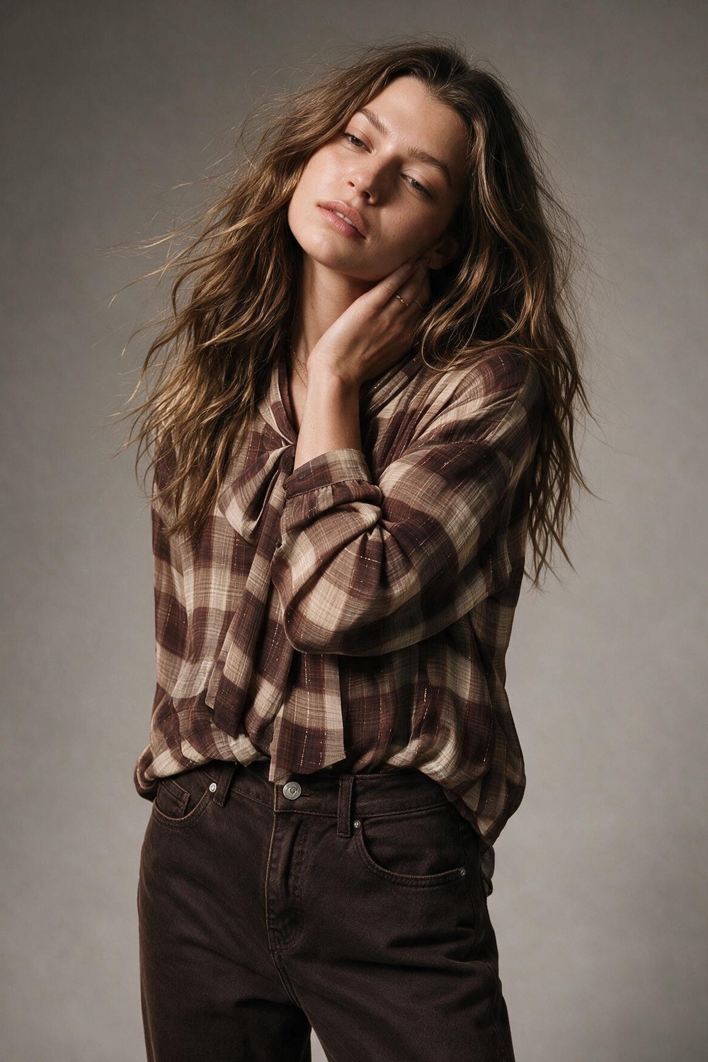 Blusa marr&oacute;n con estampado de cuadros y espalda asim&eacute;trica en gasa
