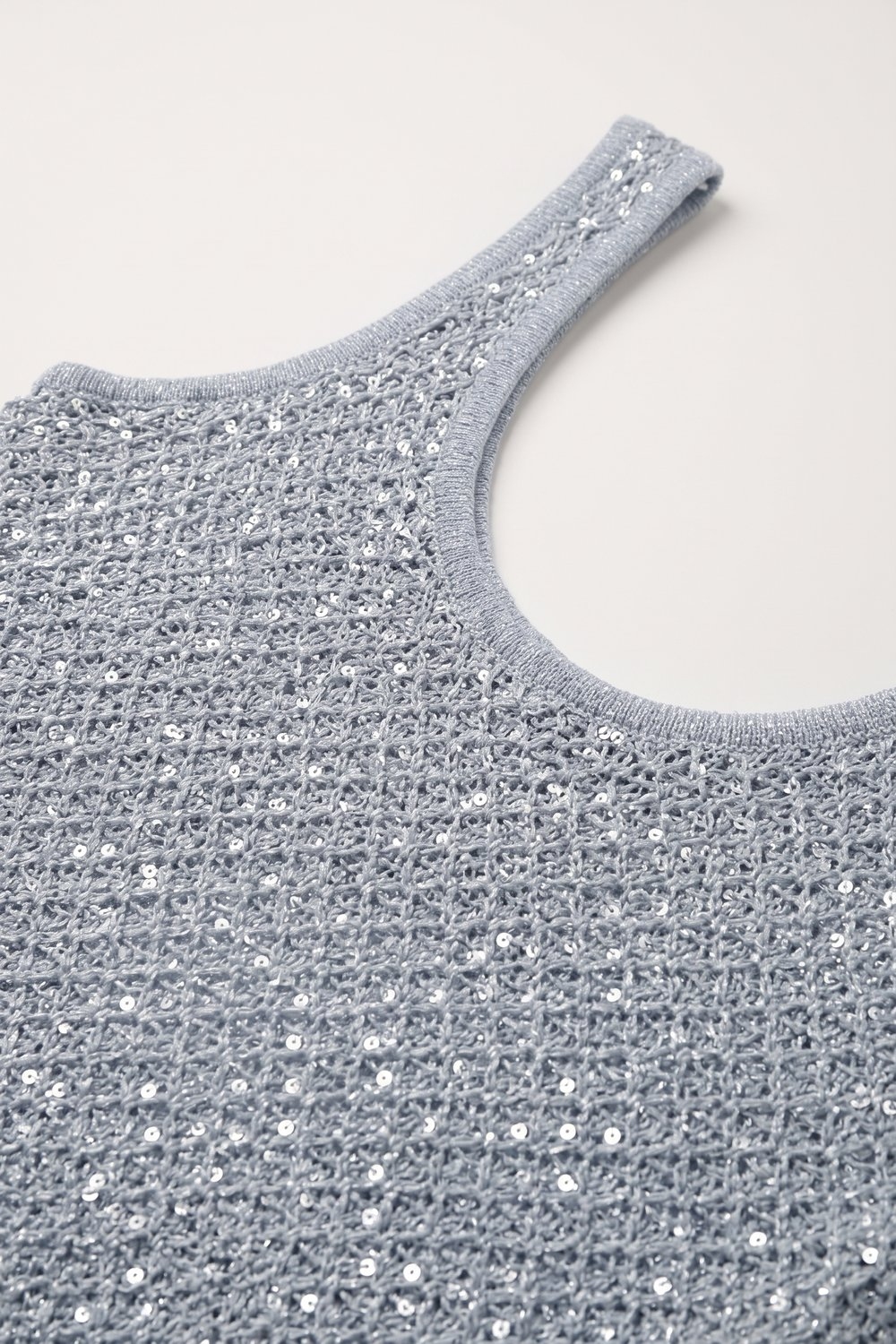 Top corto de punto crochet con lentejuelas azul claro y cuello en V