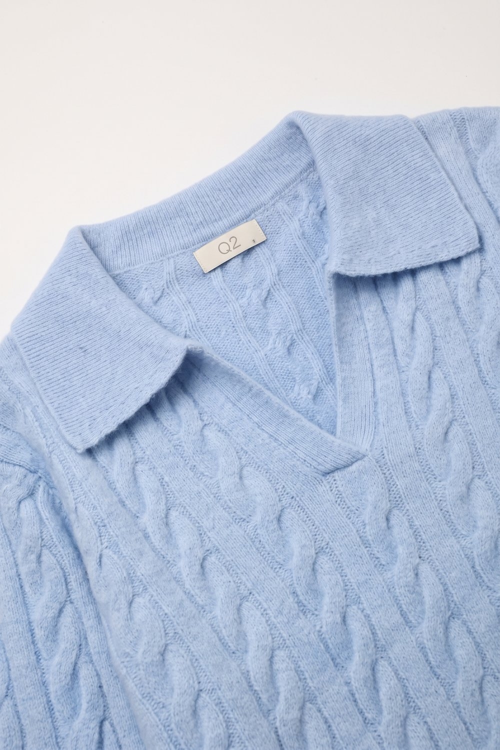 Su&eacute;ter de punto esponjoso con cuello polo en V de color azul claro