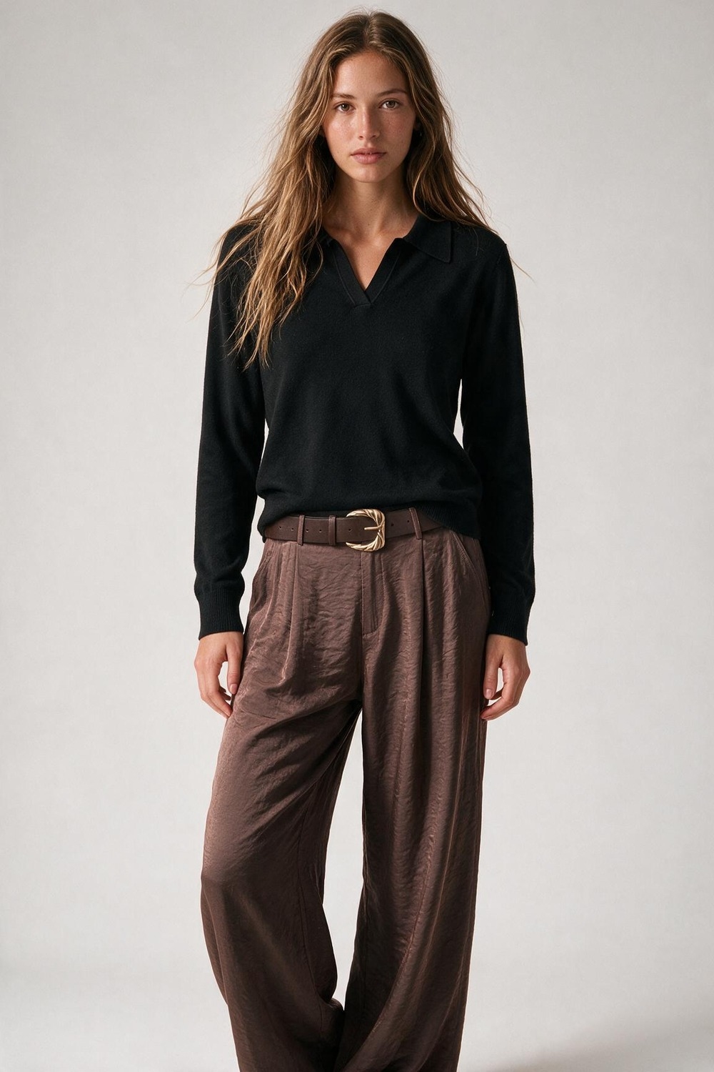 Cuello de polo tejido negro con escote en V sin tapeta de botones