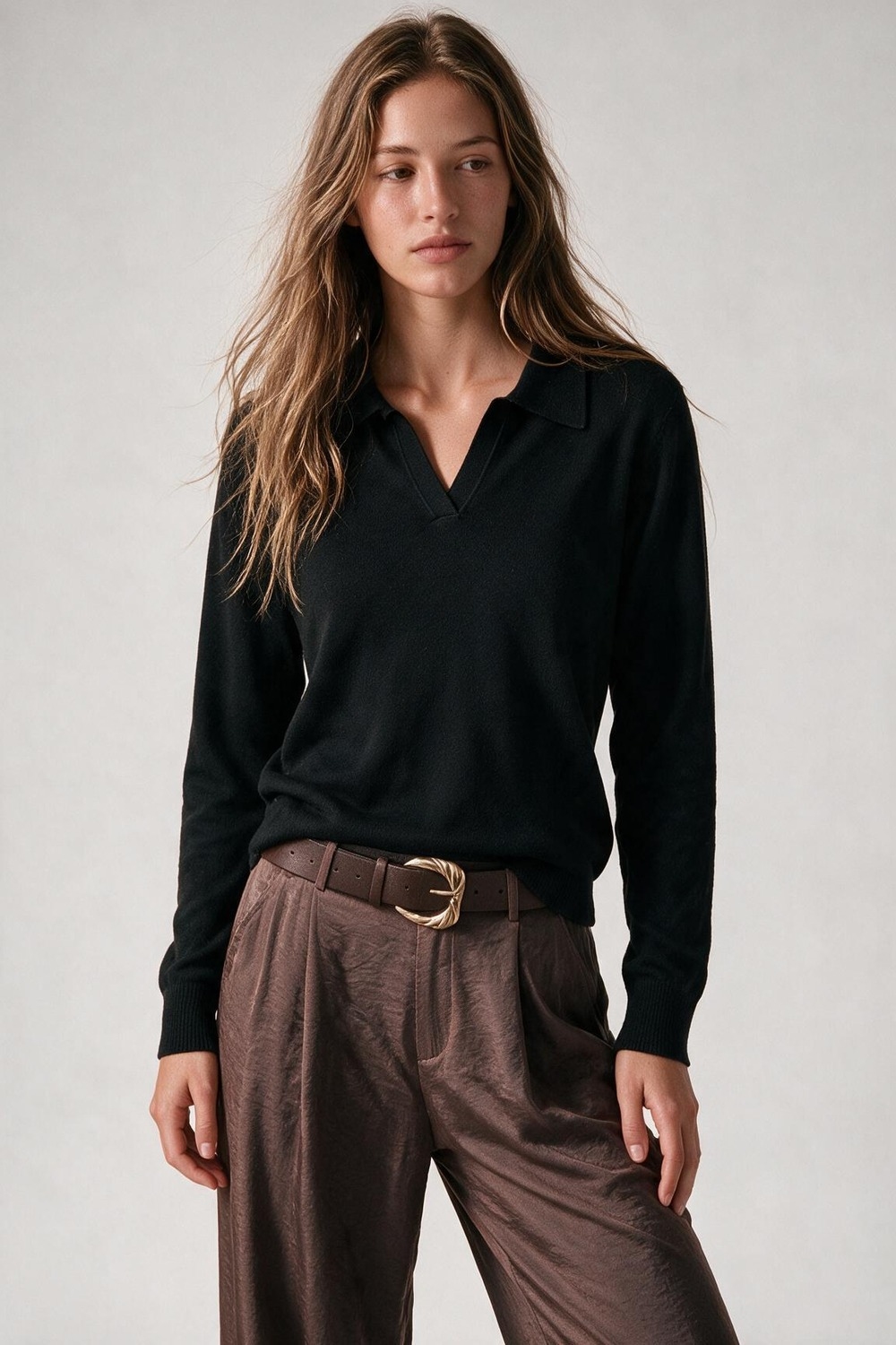 Cuello de polo tejido negro con escote en V sin tapeta de botones