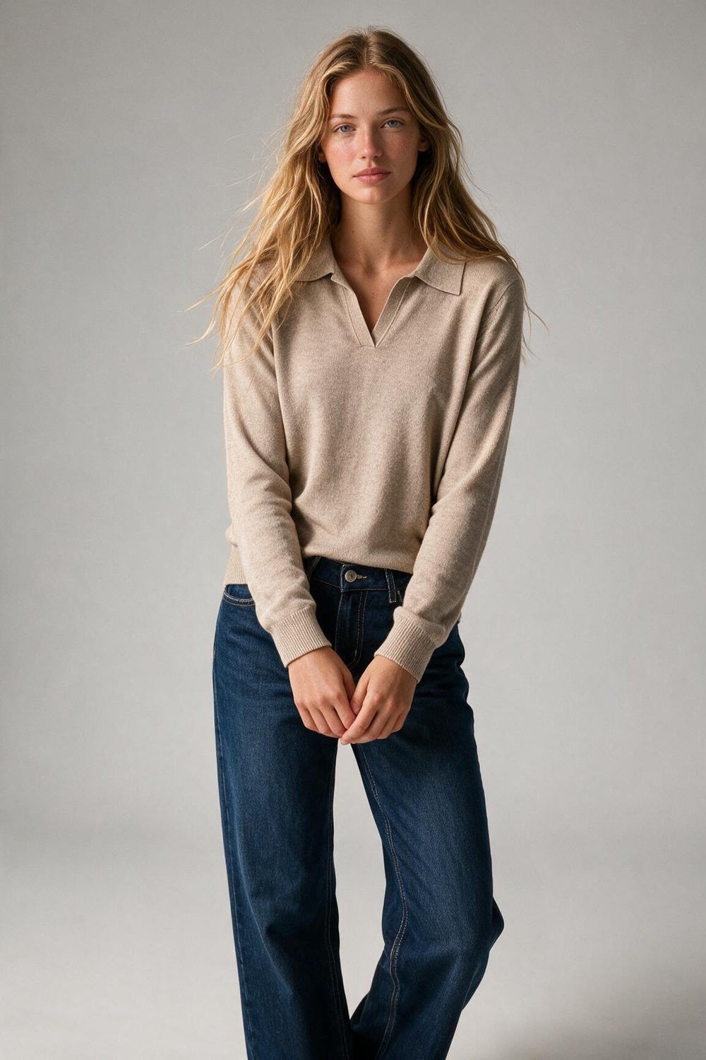 Cuello polo tejido beige con escote en V sin tapeta de botones