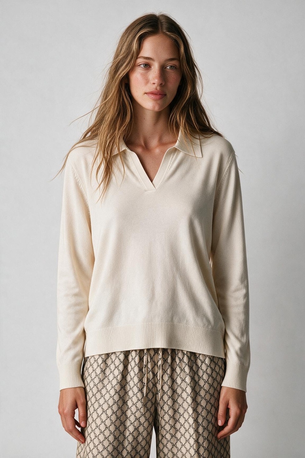 Cuello polo de punto con escote en V sin tapeta en blanco