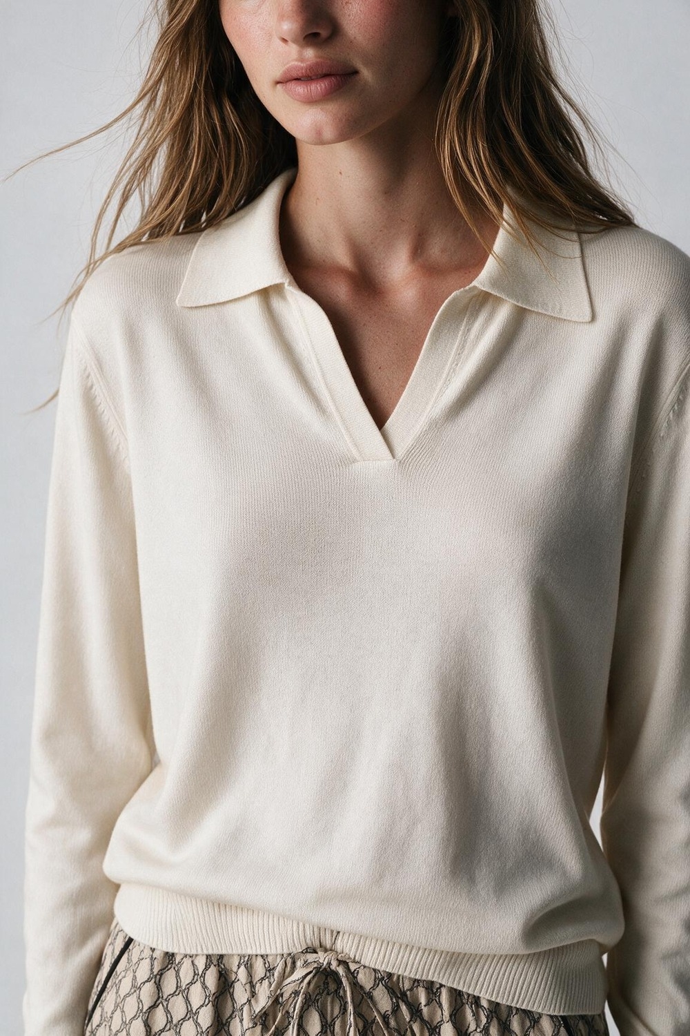Cuello polo de punto con escote en V sin tapeta en blanco